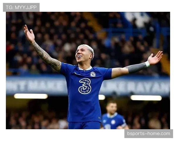 恩佐这生活跟球场反差也太大了，衣柜堆满名牌倒是，一出门像演偶像剧男主一样